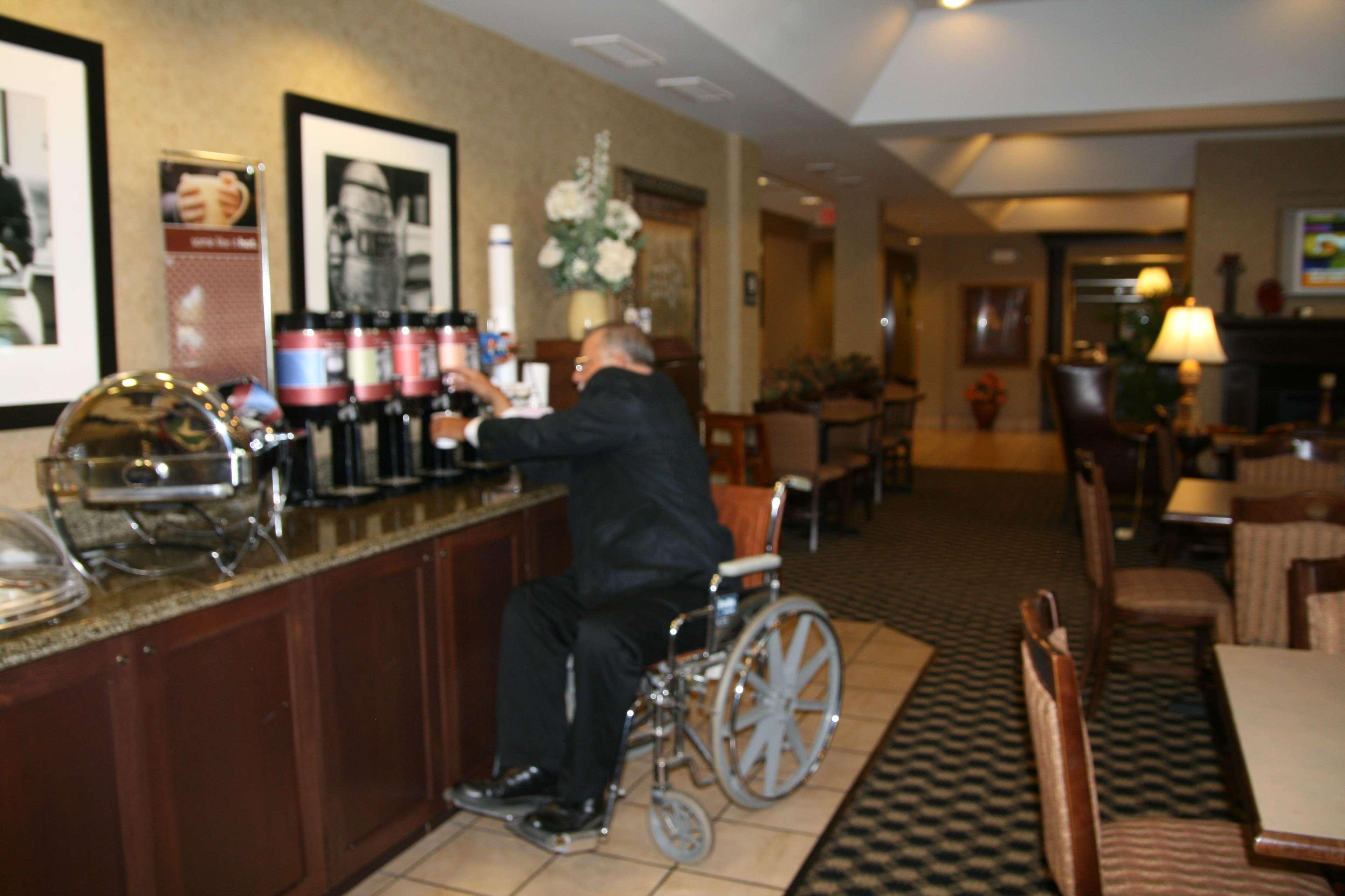 Hampton Inn Маршал Ресторант снимка