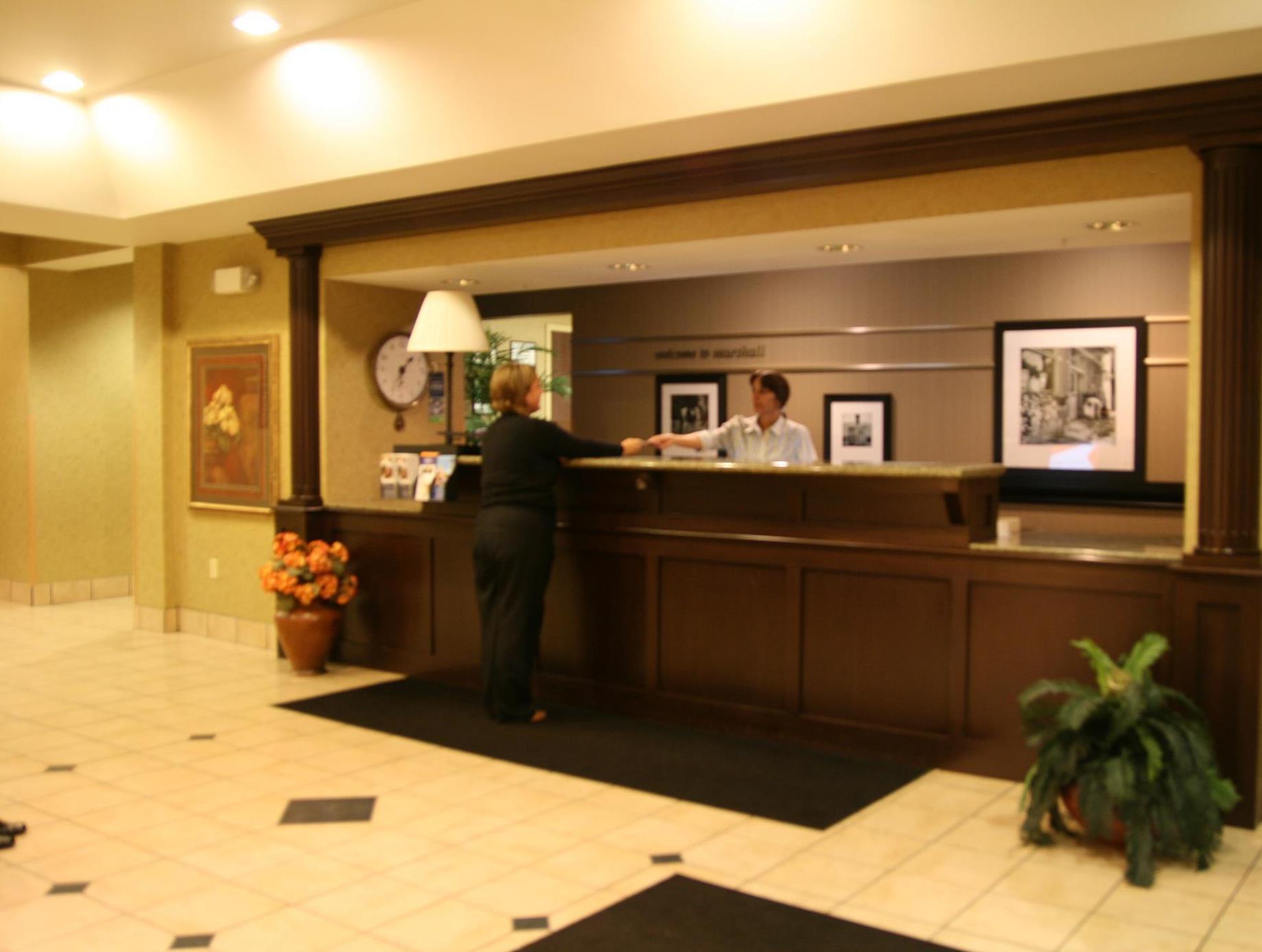 Hampton Inn Маршал Екстериор снимка