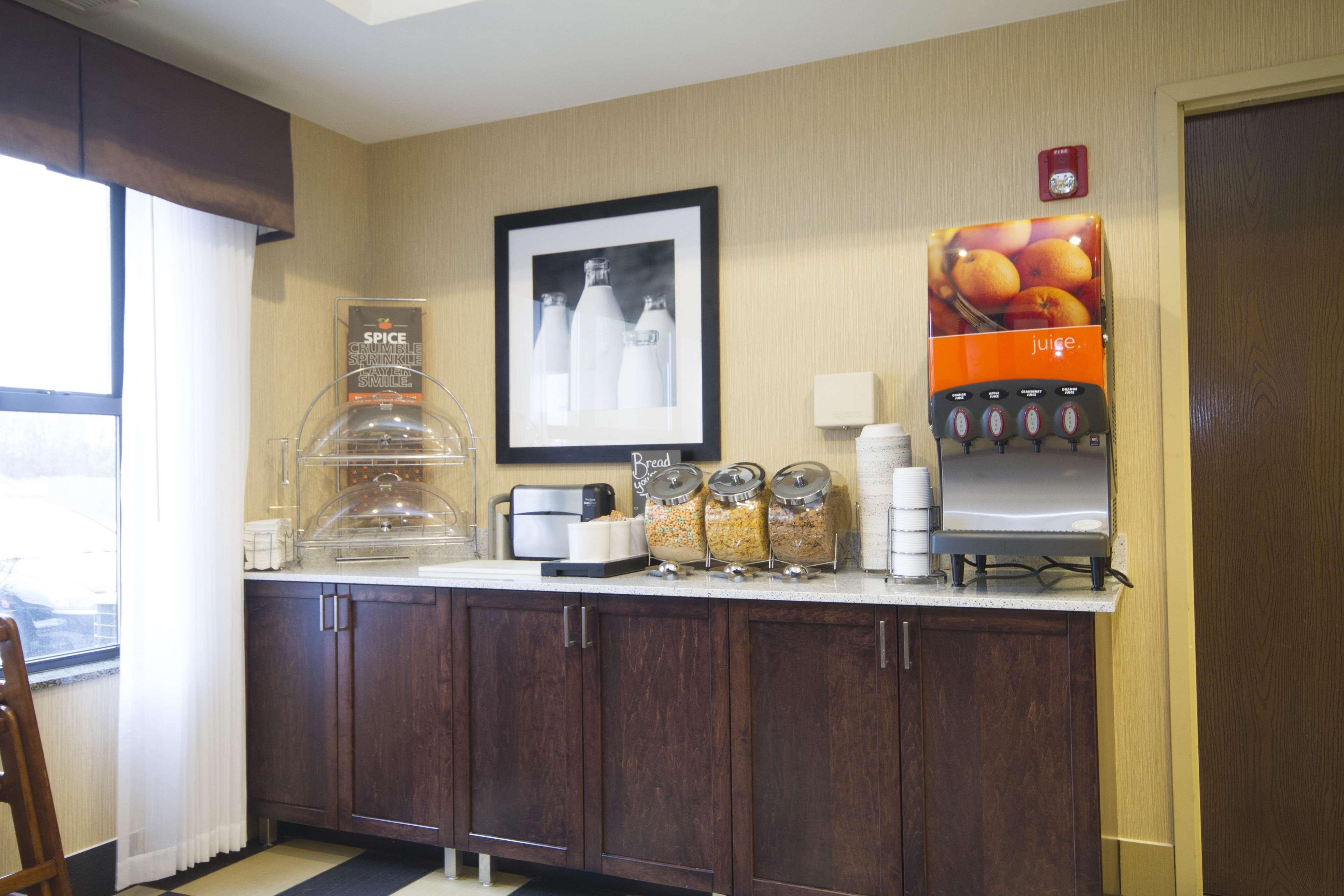 Hampton Inn Маршал Екстериор снимка