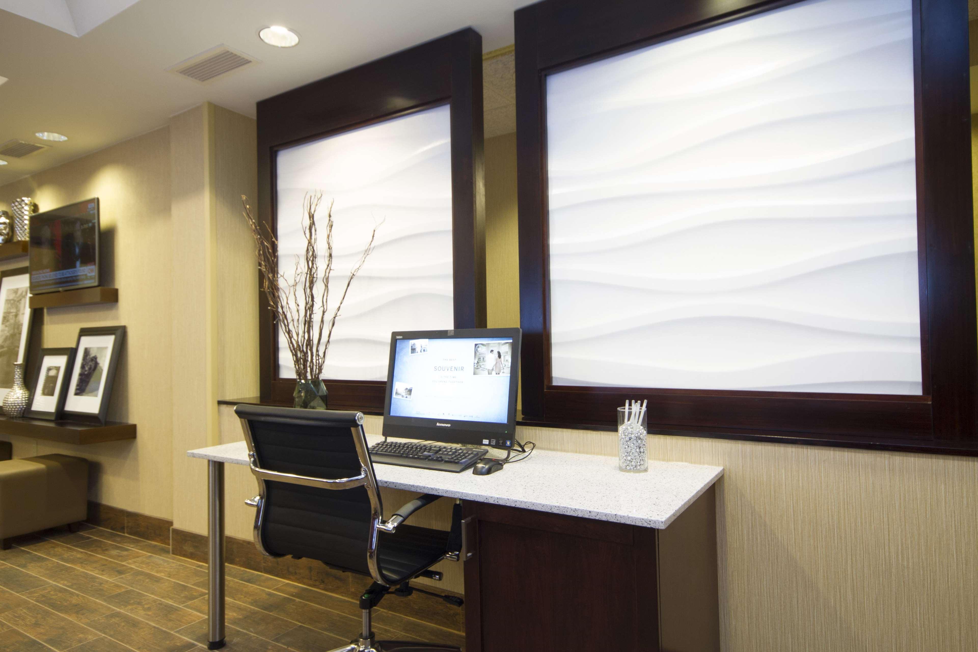 Hampton Inn Маршал Екстериор снимка